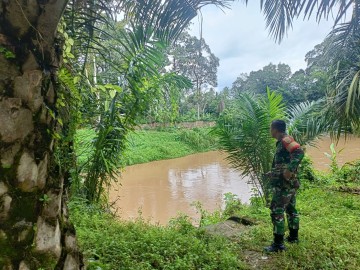 Babinsa Koramil 406-06/Tugumulyo Lakukan Pengecekan Debit Air di Wilayah Rawan Banjir Desa Widodo