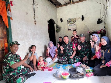 Babinsa Koramil 406-09/Terawas Berikan Asupan Gizi kepada Anak Stunting di Wilayah Binaan
