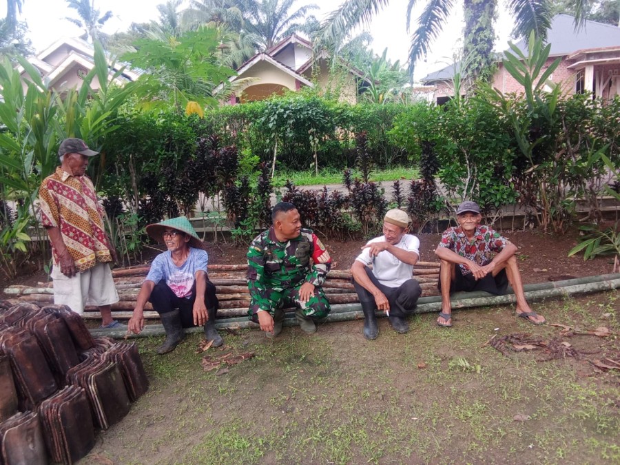 Babinsa Serda Rustan Adi Chandra Jalin Komunikasi dengan Tokoh Masyarakat Desa Air Beliti