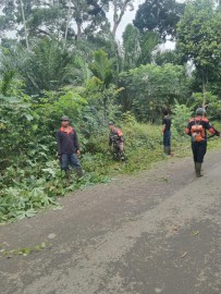 Babinsa Koramil 406-02/Rawas Ilir Bersama Warga Gotong Royong Bersihkan Jalan Desa Aringin