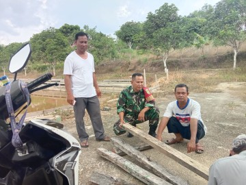 Babinsa Koramil 406-01/Rawas Ulu Laksanakan Komsos dan Pendampingan Peternak Ikan di Desa Simpang Nibung