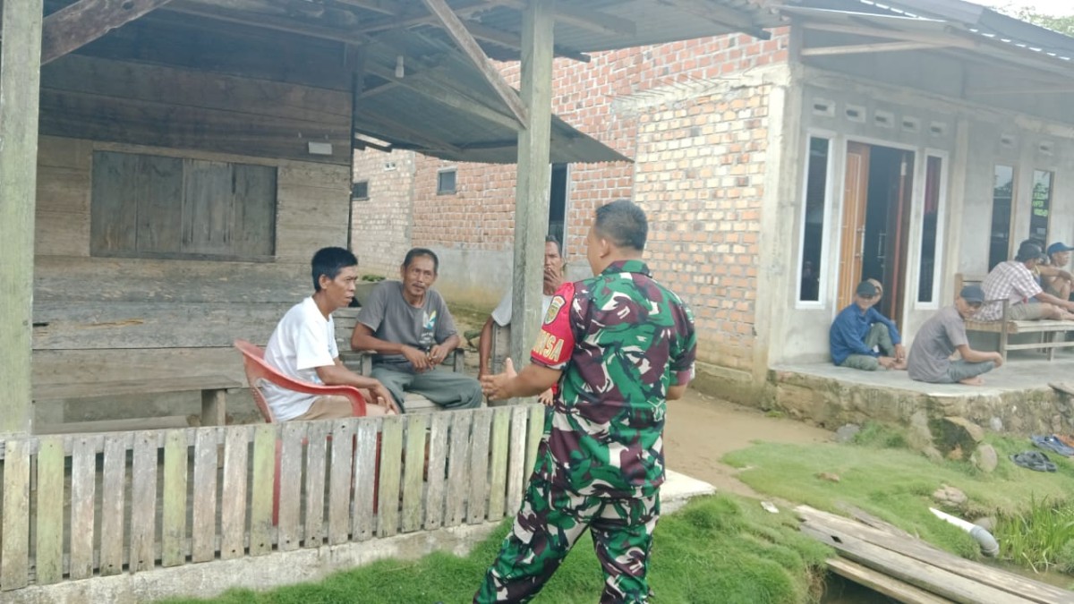 Babinsa Koramil 406-09/Terawas Himbau Warga untuk Waspada Banjir di Musim Penghujan