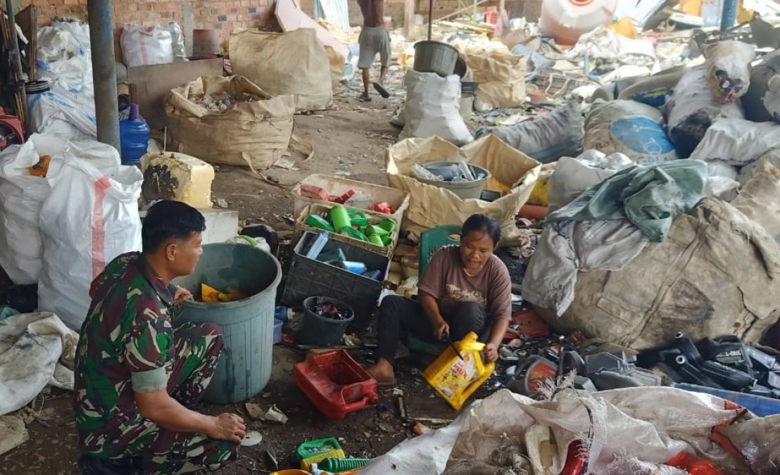 Babinsa Serda Heru Supriyanto Sambangi Tempat Usaha Ibu Inayah di Desa Sungai Naik