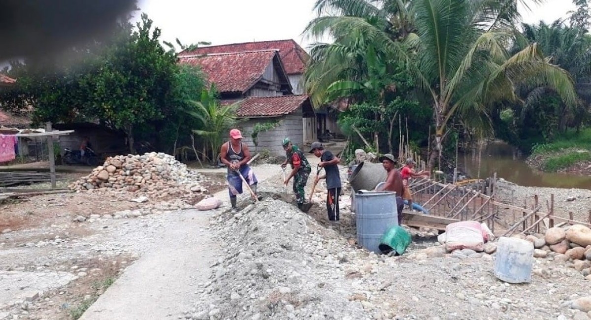 Babinsa Koramil 406-01/Rawas Ulu Laksanakan Gotong Royong di Desa Lesung Batu