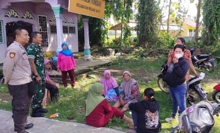 Babinsa Koramil 406-04/Muara Lakitan dan Bhabinkamtibmas Jalin Keakraban Bersama Warga Desa Wonosari