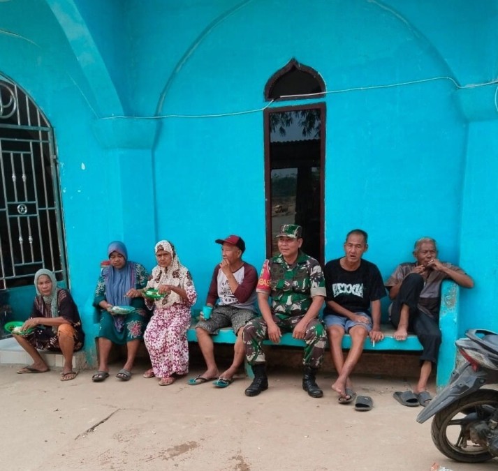 Babinsa Koramil 406-01/Rawas Ulu Laksanakan Komsos Terkait Keamanan Lingkungan