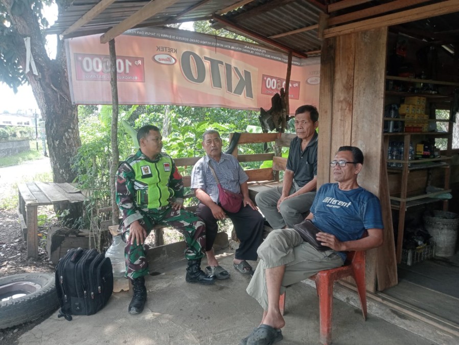 Babinsa Koramil 406-02/Rawas Ilir Laksanakan Komsos dengan Warga Desa Setia Marga