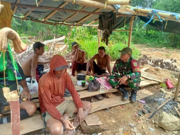 Babinsa Koramil 406-01/Rawas Ulu Laksanakan Komsos Pertanian di Desa Sosokan