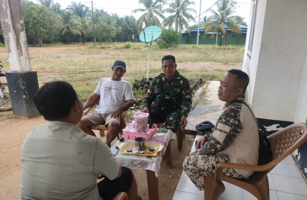 Babinsa Koramil 406-02/Rawas Ilir Melaksanakan Komsos dengan Warga Binaan di Desa Pauh 1