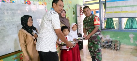 Dukung dan Sukseskan Program Makan Bergizi Gratis Babinsa Koramil 406-10/Lubuk Linggau Timur Dampingi Kegiatan MBG