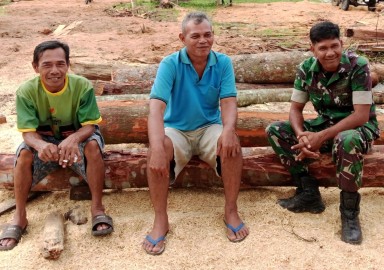 Babinsa Koramil 406-05/Muara Kelingi Laksanakan Komunikasi Sosial dengan Warga Pemilik Usaha Kayu Olahan