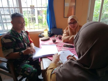 Babinsa Koramil 406-08/Lubuk Linggau Jalin Komsos Bersama Staf Kelurahan