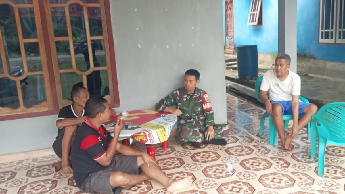 Perkuat Kemitraan Babinsa Koramil 406-05/Muara Kelingi Komsos Bersama Warga Binaannya