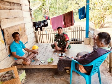 Babinsa Koramil 406-04/Muara Lakitan Laksanakan Komsos di Desa SP 5 Tri Anggun Jaya