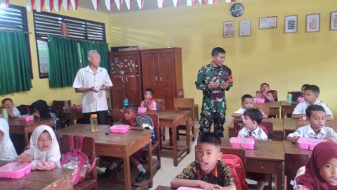 Babinsa Koramil 406-10/Lubuk Linggau Timur Terus Lakukan Pendampingan Pendistribusian Makan Bergizi Gratis