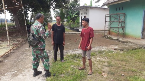 Babinsa Koramil 406-09/Terawas Himbau Warga Tingkatkan Kebersihan Lingkungan