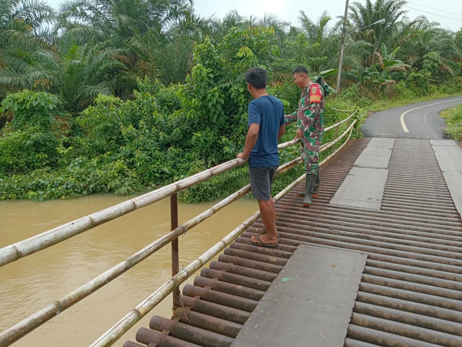 DANRAMIL 406-07/JAYALOKA TEKANKAN BABINSA UNTUK PANTAU DEBIT AIR DI WILAYAH BINAAN