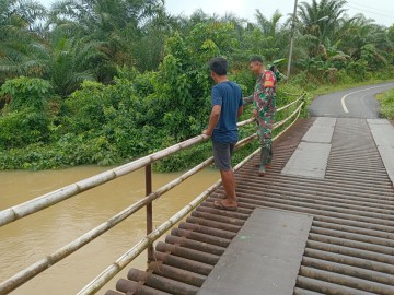 DANRAMIL 406-07/JAYALOKA TEKANKAN BABINSA UNTUK PANTAU DEBIT AIR DI WILAYAH BINAAN