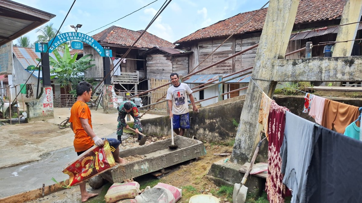 Babinsa Koramil 406-03/Rupit Serda Febri Yanto Gotong Royong Bersama Warga di Desa Embacang Lama