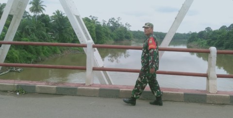 BABINSA KORAMIL 406-04 MUARA LAKITAN AKTIF CEK DEBIT AIR SUNGAI ANTISIPASI BANJIR