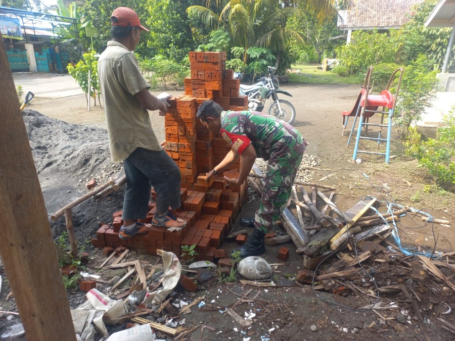 Babinsa Koramil 406-08/Lubuk Linggau Laksanakan Komsos dengan Pekerja Bangunan