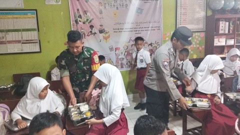 Siap Sukseskan Program Pendistribusian Makan Bergizi Gratis, Babinsa Koramil 406-10/Lubuk Linggau Timur Laksanakan Pendampingan