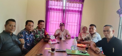 Babinsa Koramil 406-02/Rawas Ilir, Serka Hendri Gusnadi Tingkatkan Keakraban Melalui Komsos Bersama Perangkat Desa Air Bening