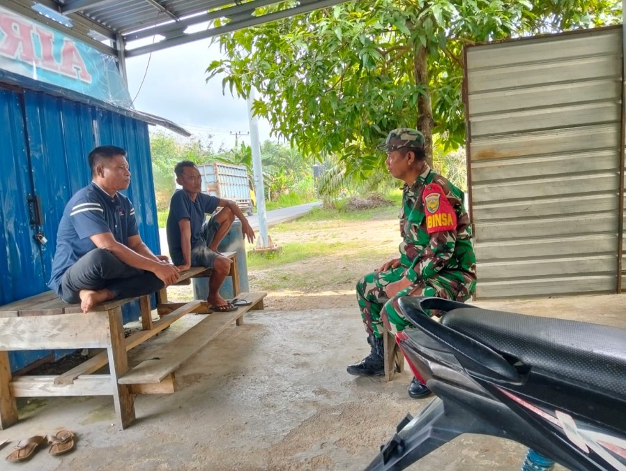 Babinsa Koramil 406-02/Rawas Ilir Tingkatkan Keharmonisan Melalui Komsos di Desa Beringin Makmur II