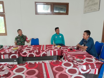 Babinsa Koramil 406-07/Jayaloka Serda YD Ade Jalin Komsos dengan Kepala Desa Purwodadi Bapak Agung