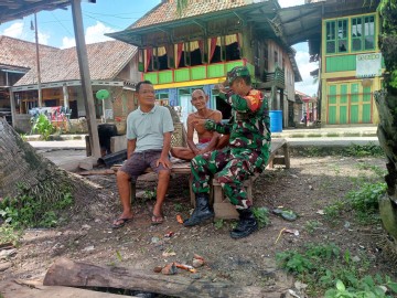 BABINSA KORAMIL 406-04/MUARA LAKITAN SERDA DARWINSYAH LAKSANAKAN KOMSOS DENGAN MASYARAKAT DESA PENDINGAN