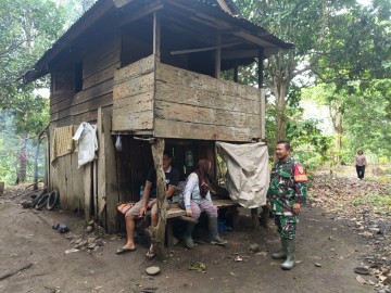 Babinsa Koramil 406-09/Terawas Koptu Mushar Laksanakan Komsos Bersama Petani Durian di wilayah binaan