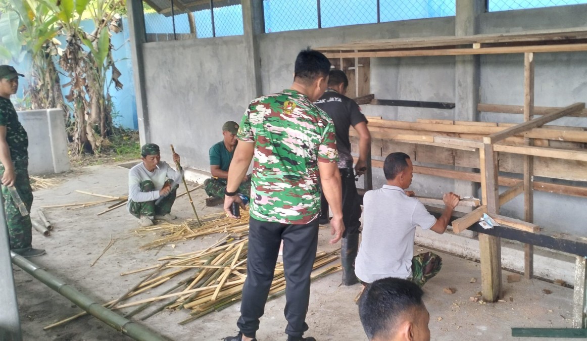 Babinsa Koramil 406-10/Lubuk Linggau Timur Laksanakan Program Ketahanan Pangan Dengan Pembuatan Kandang Ayam Petelur