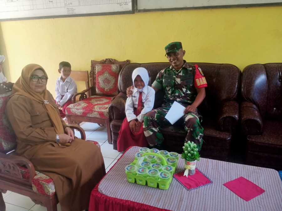 Babinsa Koramil 406-07/Jayaloka Sertu Wisnu Laksanakan Komsos Bersama Kepala Sekolah SD Negeri Kutobaru