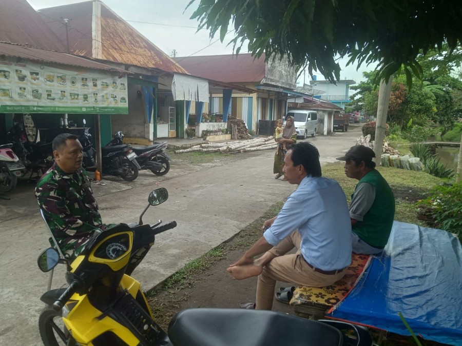 Babinsa Koramil 406-06/Tugumulyo Serma Didik Jalin Keakraban dengan Tokoh Pemuda di Kelurahan Srikaton