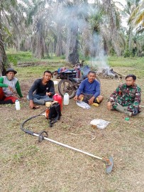 BABINSA KORAMIL 406-04/MUARA LAKITAN SERSAN DUA DANIEL LAKSANAKAN KOMSOS DENGAN WARGA KELURAHAN TALANG UBI