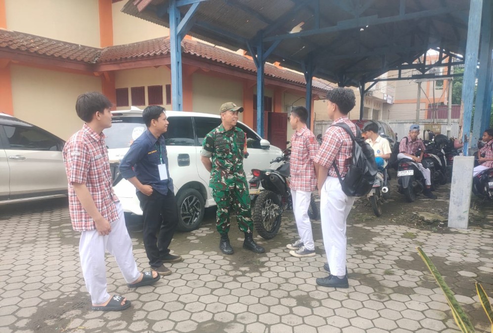 Tanamkan Kedisiplinan kepada Pelajar Serma Asep Juliansyah Berikan Penjelasan Kepada Siswa