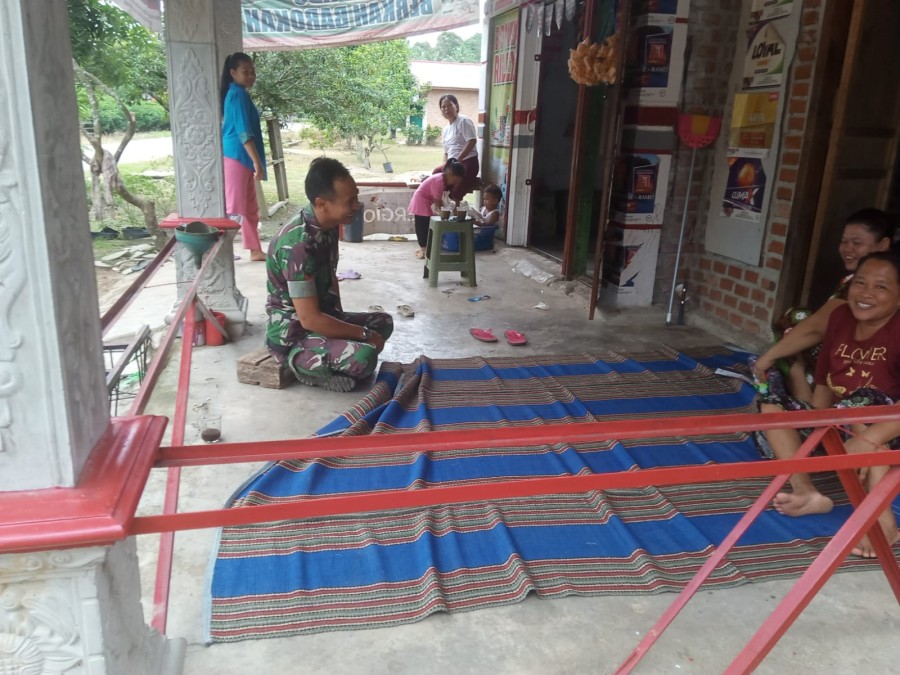 Babinsa Koramil 406-09/Terawas Laksanakan Komsos, Ajak Warga Jaga Kebersihan dan Kesehatan Lingkungan