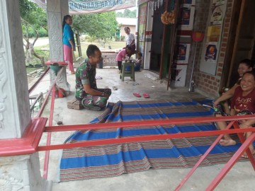 Babinsa Koramil 406-09/Terawas Laksanakan Komsos, Ajak Warga Jaga Kebersihan dan Kesehatan Lingkungan