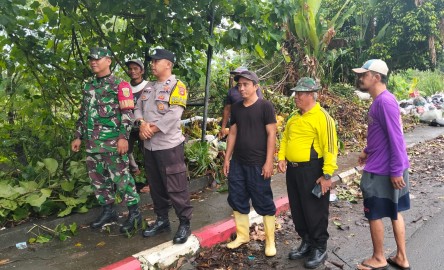 BABINSA KORAMIL 406-06/TUGUMULYO BERSAMA BHABINKAMTIBMAS DAN MASYARAKAT GOTONG ROYONG BERSIHKAN SAMPAH DI BAHU JALAN