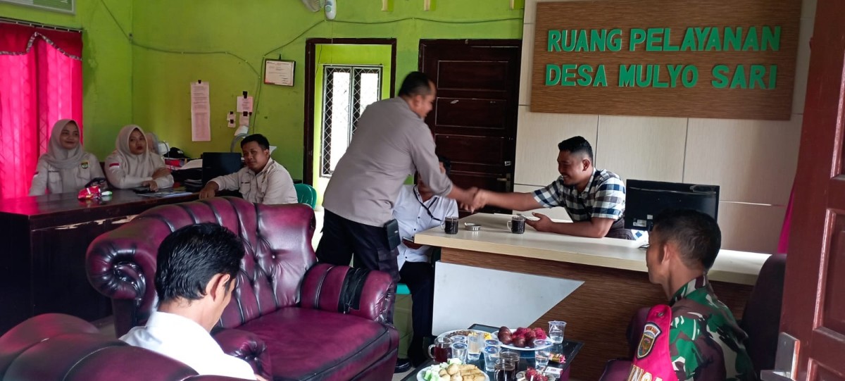 Babinsa Koramil 406-04/Muara Lakitan Laksanakan Anjangsana dan Komsos dengan Kades dan Perangkat Desa Mulyo Sari