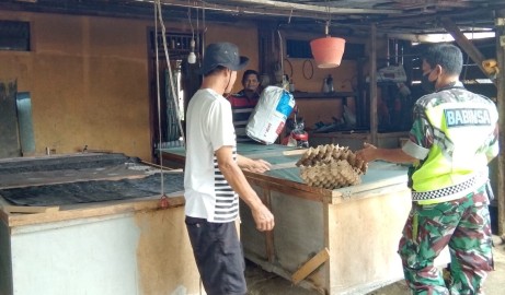 Babinsa Peltu Alamsyah Melaksanakan Komsos dan Silaturahmi dengan Penjual Jangkrik
