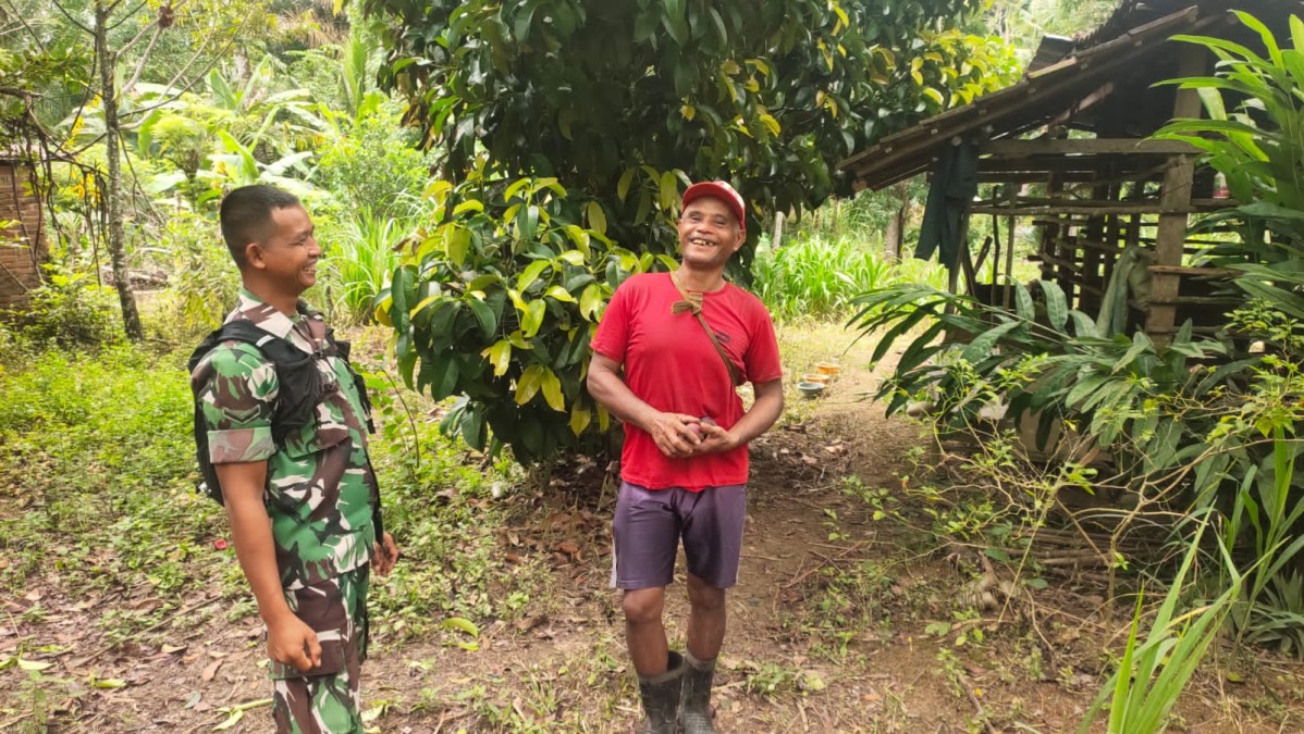 Babinsa Koramil 406-07/Jayaloka Jalin Komsos dengan Masyarakat Desa Yuda Karya