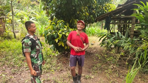 Babinsa Koramil 406-07/Jayaloka Jalin Komsos dengan Masyarakat Desa Yuda Karya