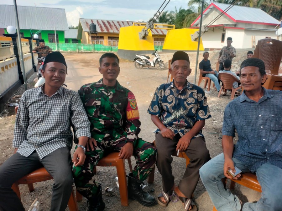 Sertu Dimas Prayoga Ciptakan Keakraban dengan Warga melalui Komsos di Desa Pian raya.