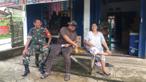 Babinsa Koramil 406-01/Rawas Ulu Laksanakan Komsos Bahas Kemajuan Desa Sukomoro