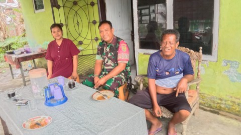 Serma Ismail Babinsa Koramil 406-06/Tugumulyo Sambangi Rumah Warga untuk Jalin Keakraban