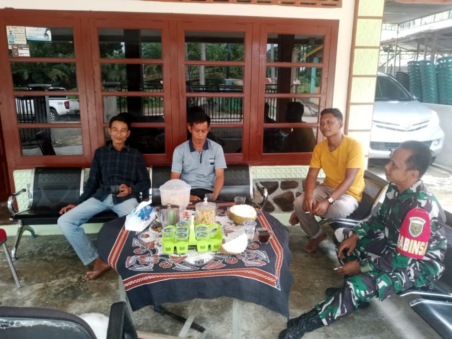 Babinsa Koramil 406-09/Terawas Laksanakan Komsos Dengan Warga Desa Binaan