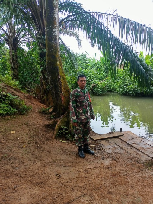 Babinsa Koramil 406-06/Tugumulyo Serda Sudarto Lakukan Pengecekan Wilayah Rawan Banjir di Kelurahan Srikaton