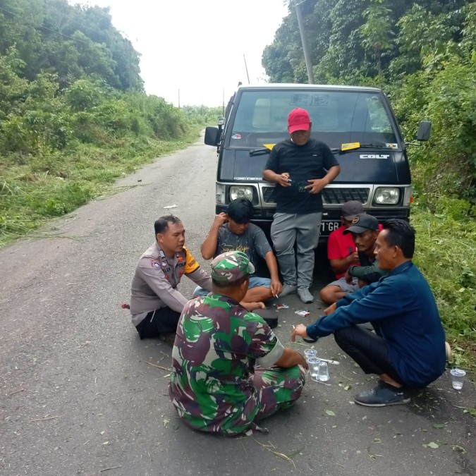 Babinsa Koramil 406-07/Jayaloka Bersama Bhabinkamtibmas dan Masyarakat Gelar Gotong Royong di Kelurahan Marga Tunggal