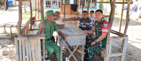 Babinsa Koramil 406-03/Rupit Melaksanakan Komsos dengan Masyarakat Desa Embacang Baru